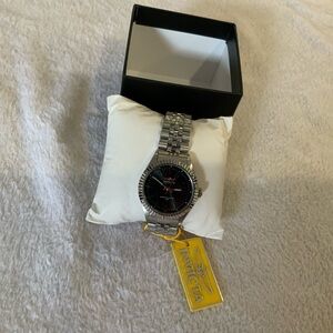 Invicta Silver Men's Watch new. SKU 2956